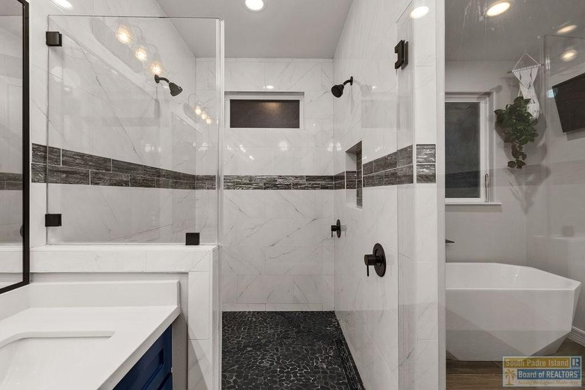 YOUR LUXURY RETREAT AWAITS - MOTIVATED SELLERS! Experience - photo 22