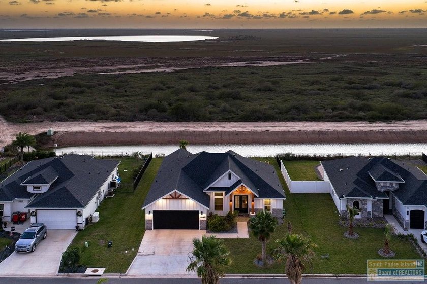 YOUR LUXURY RETREAT AWAITS - MOTIVATED SELLERS! Experience - photo 39