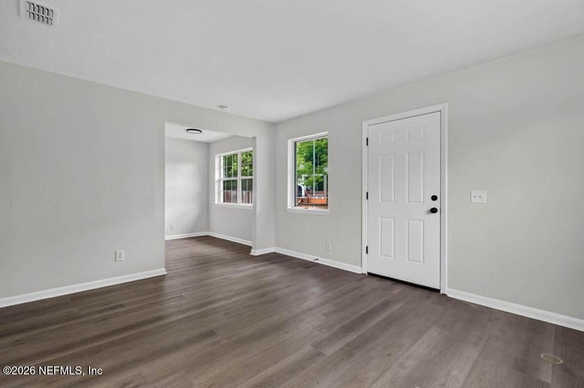 Welcome home to this beautifully renovated 3-bedroom, 2-bath - photo 12