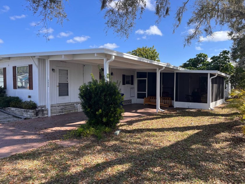 LOCATION, LOCATION, LOCATION ! Corner lot 2bedroom 2 bath - photo 3