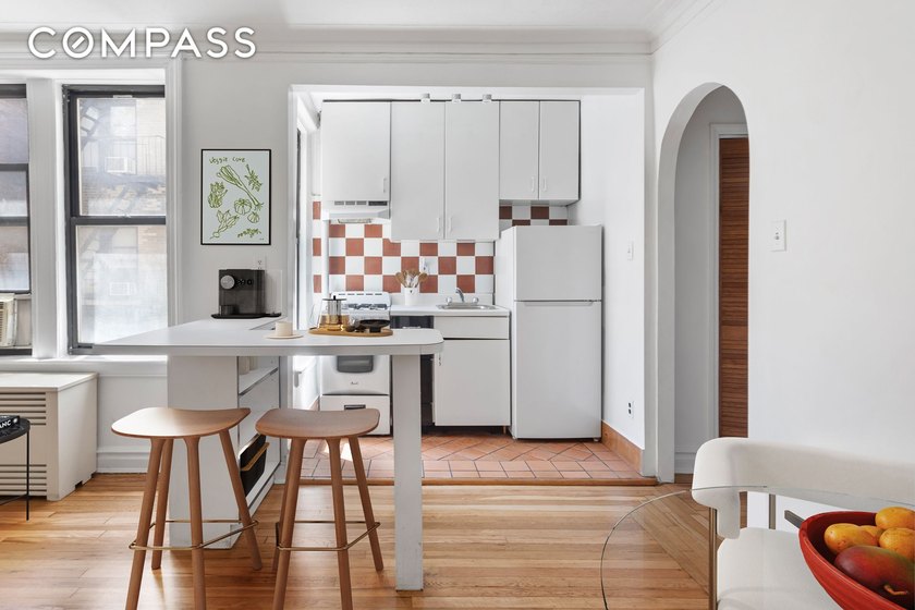 Sunny &amp; Spacious One Bedroom in a Charming, Prewar, Art Deco - photo 3