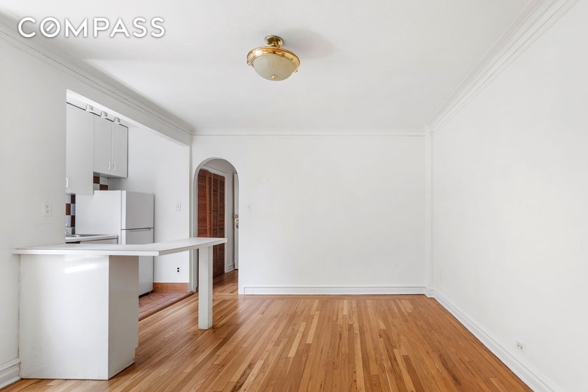 Sunny &amp; Spacious One Bedroom in a Charming, Prewar, Art Deco - photo 6