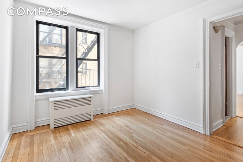 Sunny &amp; Spacious One Bedroom in a Charming, Prewar, Art Deco - photo 8