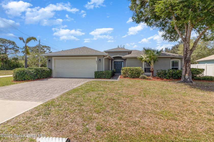 Practically NEW and MOVE IN READY NOW, this 4 BEDROOM, 2 Bath, 2 - photo 2