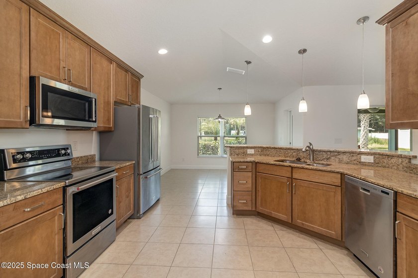 Practically NEW and MOVE IN READY NOW, this 4 BEDROOM, 2 Bath, 2 - photo 6