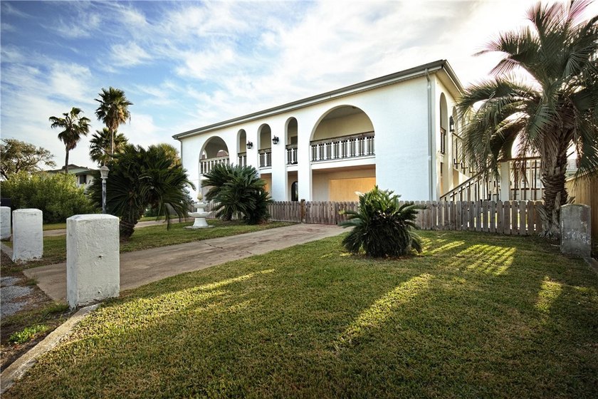Discover your dream waterfront escape at this majestic - photo 2