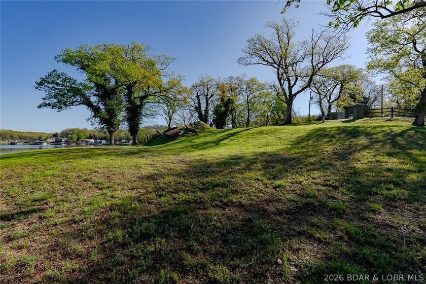 Extremely rare opportunity to acquire a lakefront point property - photo 11