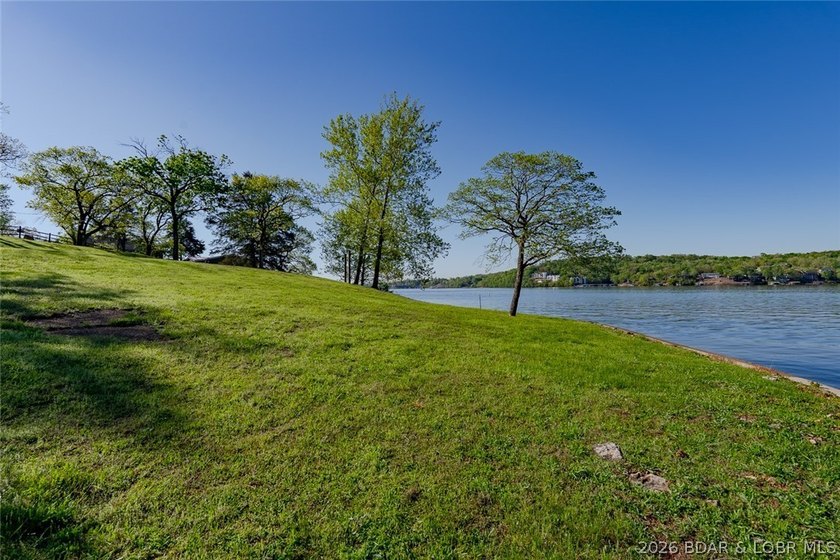 Extremely rare opportunity to acquire a lakefront point property - photo 12