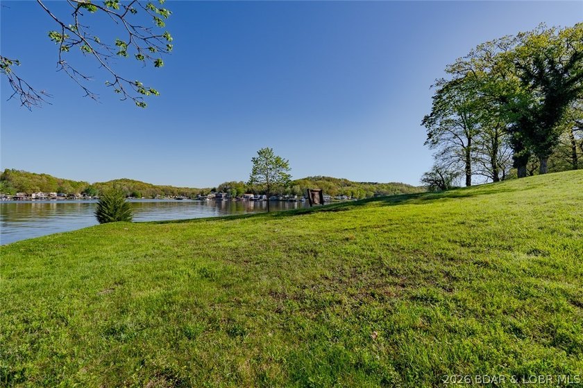 Extremely rare opportunity to acquire a lakefront point property - photo 14