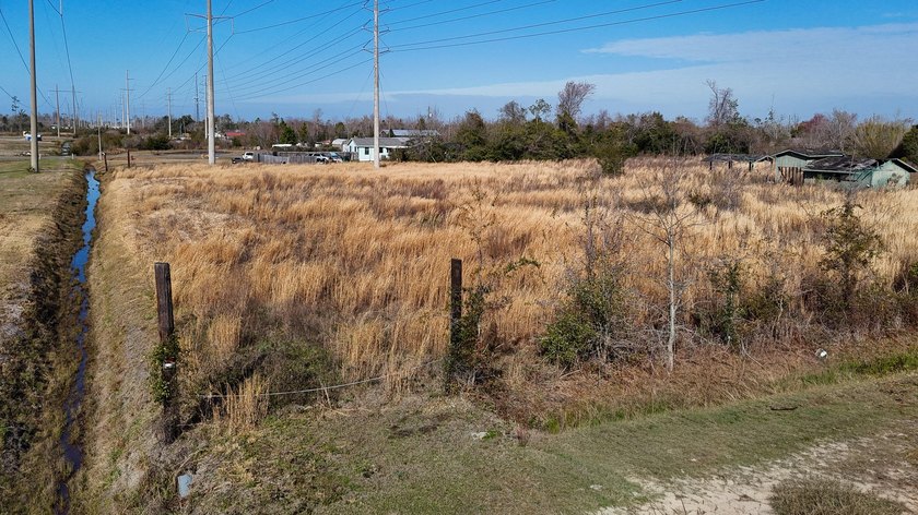 Vacant residential parcel located at the end of a dead-end road - photo 15