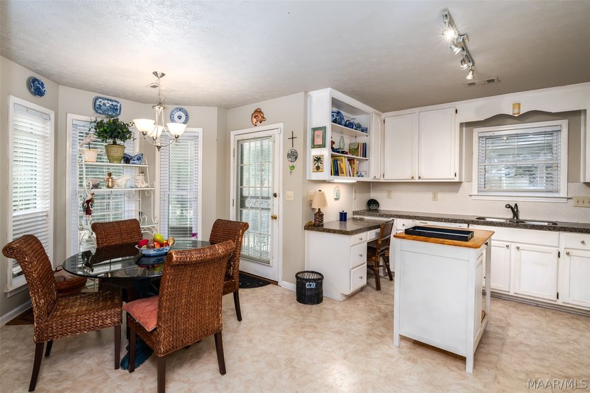 Beautifully maintained 2-bedroom, 2-bath brick garden home - photo 14