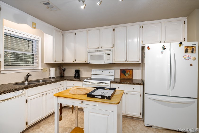 Beautifully maintained 2-bedroom, 2-bath brick garden home - photo 17