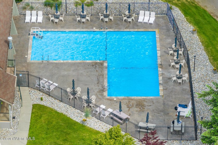 SINGLE-LEVEL TOWNHOME WITH COUNTRY CLUB AMENITIES! Enjoy - photo 38