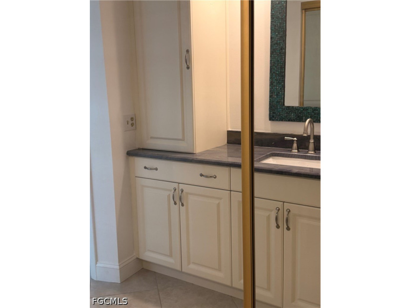 Excellent location Centrally located, close by to Private and - photo 15