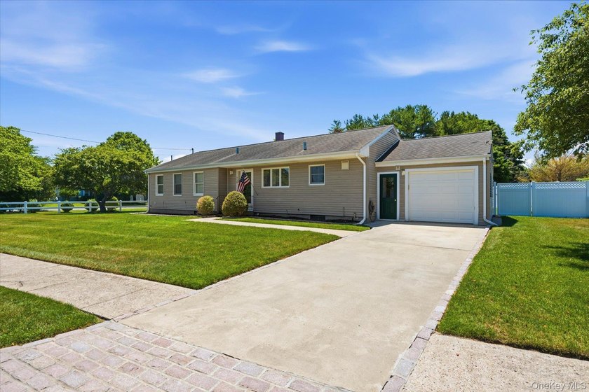 Located in the desirable Hampton West Estates community of - photo 4