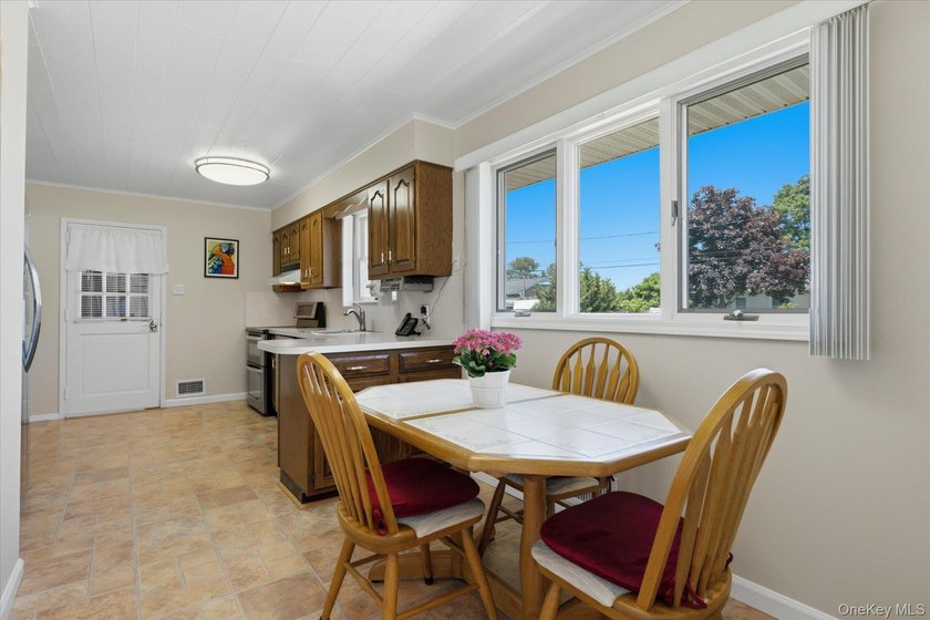 Located in the desirable Hampton West Estates community of - photo 6