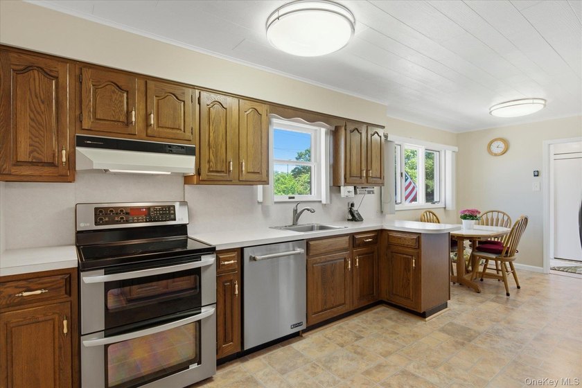 Located in the desirable Hampton West Estates community of - photo 7