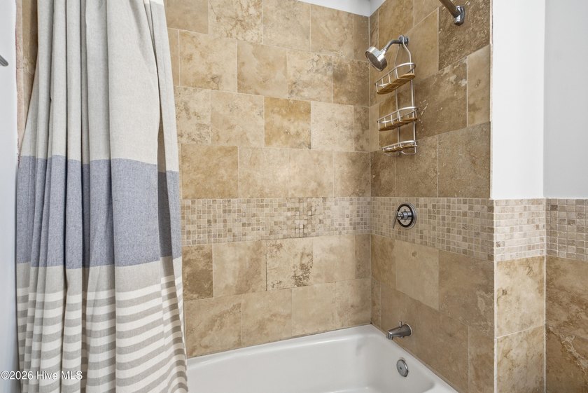 Rare opportunity! Spacious 2-bedroom + den condo offering - photo 12
