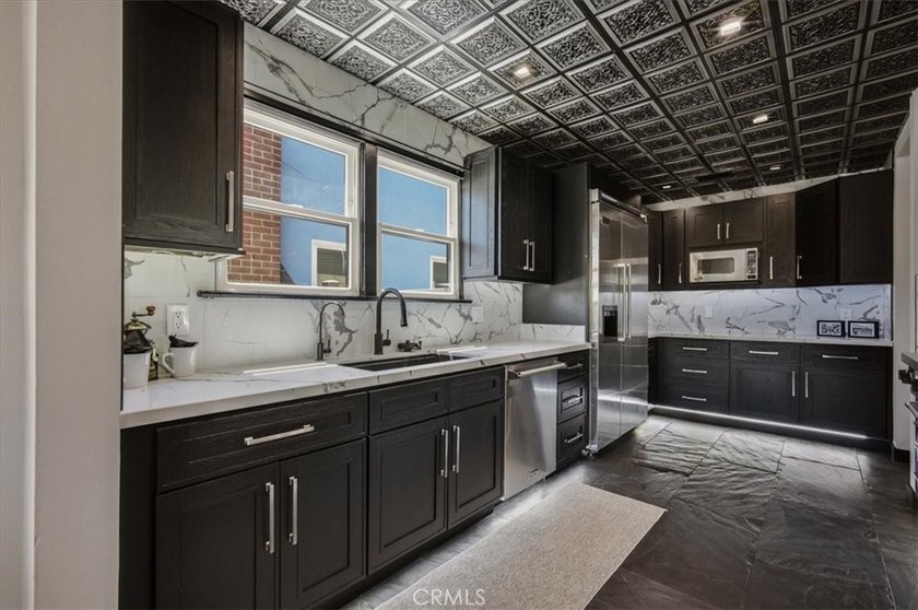 RARE 500 Sq Ft PRIMARY SUITE! Price Improvement! Refreshed and - photo 16