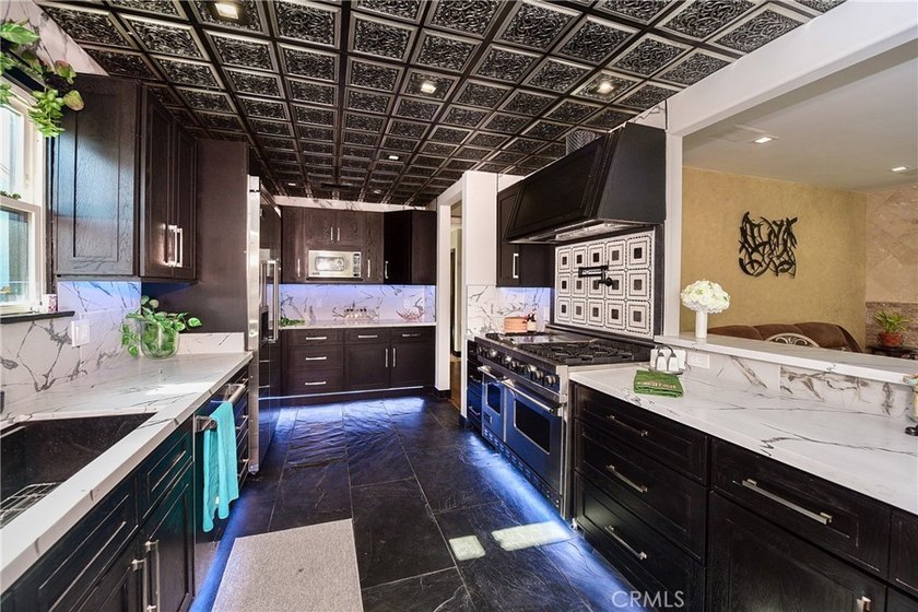 RARE 500 Sq Ft PRIMARY SUITE! Price Improvement! Refreshed and - photo 17