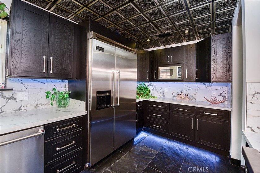 RARE 500 Sq Ft PRIMARY SUITE! Price Improvement! Refreshed and - photo 19