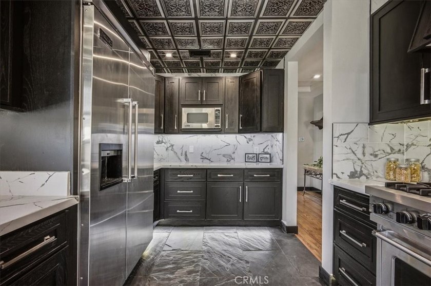 RARE 500 Sq Ft PRIMARY SUITE! Price Improvement! Refreshed and - photo 21