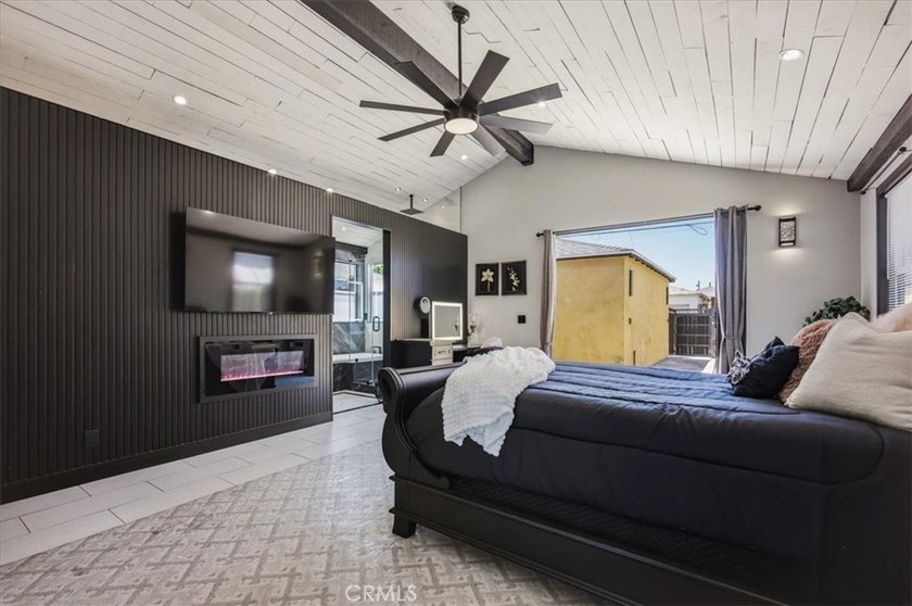 RARE 500 Sq Ft PRIMARY SUITE! Price Improvement! Refreshed and - photo 25
