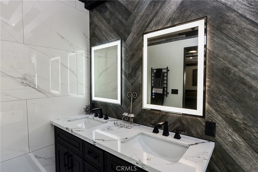 RARE 500 Sq Ft PRIMARY SUITE! Price Improvement! Refreshed and - photo 27