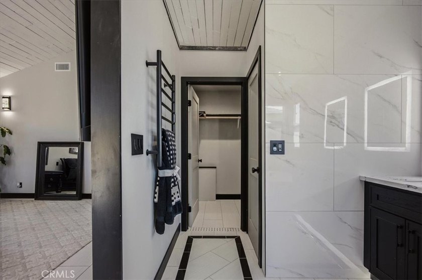 RARE 500 Sq Ft PRIMARY SUITE! Price Improvement! Refreshed and - photo 29
