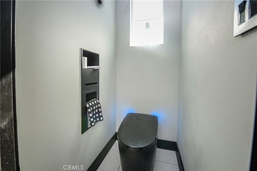 RARE 500 Sq Ft PRIMARY SUITE! Price Improvement! Refreshed and - photo 32