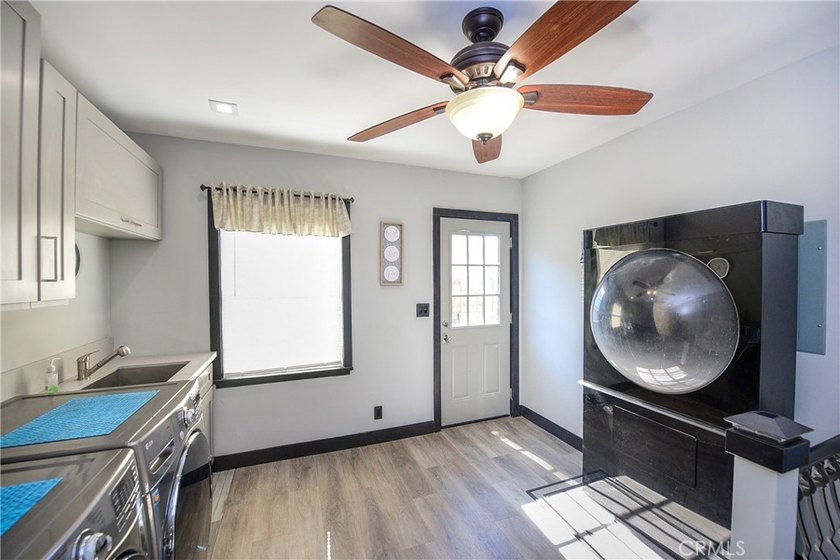 RARE 500 Sq Ft PRIMARY SUITE! Price Improvement! Refreshed and - photo 42