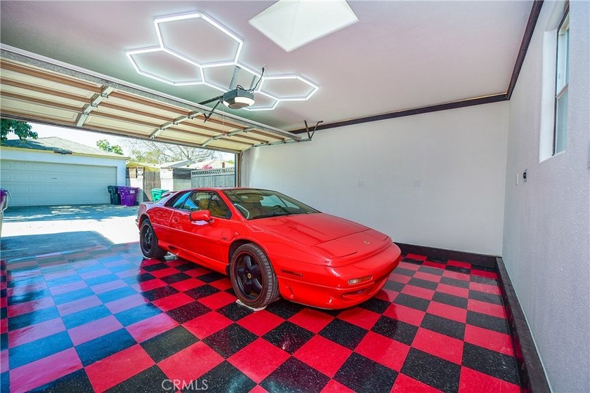 RARE 500 Sq Ft PRIMARY SUITE! Price Improvement! Refreshed and - photo 49