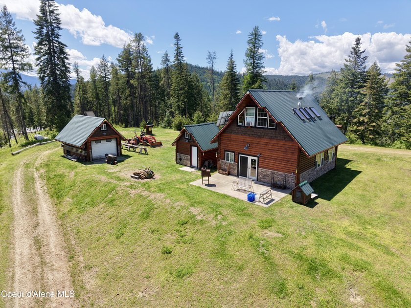 Mountain top retreat! Off-grid log cabin - 30 acres - Three - photo 5