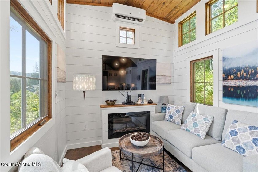 Live in an immaculate, fully furnished tiny home while building - photo 3