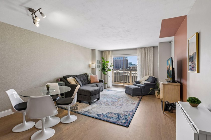Enjoy sunny South-facing skyline views from this beautifully - photo 2