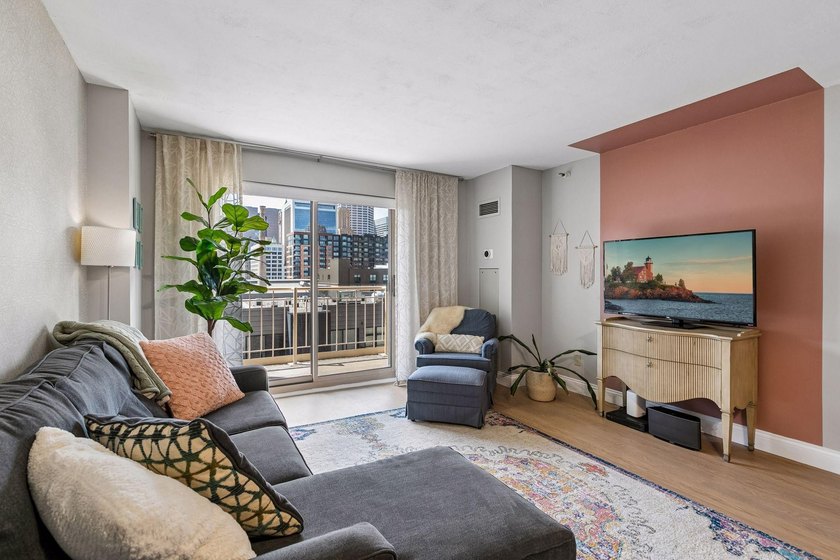 Enjoy sunny South-facing skyline views from this beautifully - photo 4