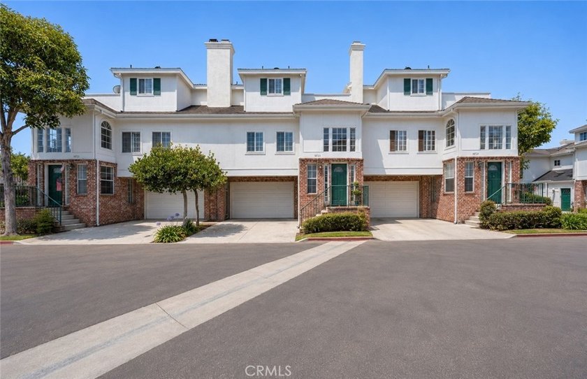 PRICED TO SELL NOW! Nestled on a quiet interior lot within - photo 33