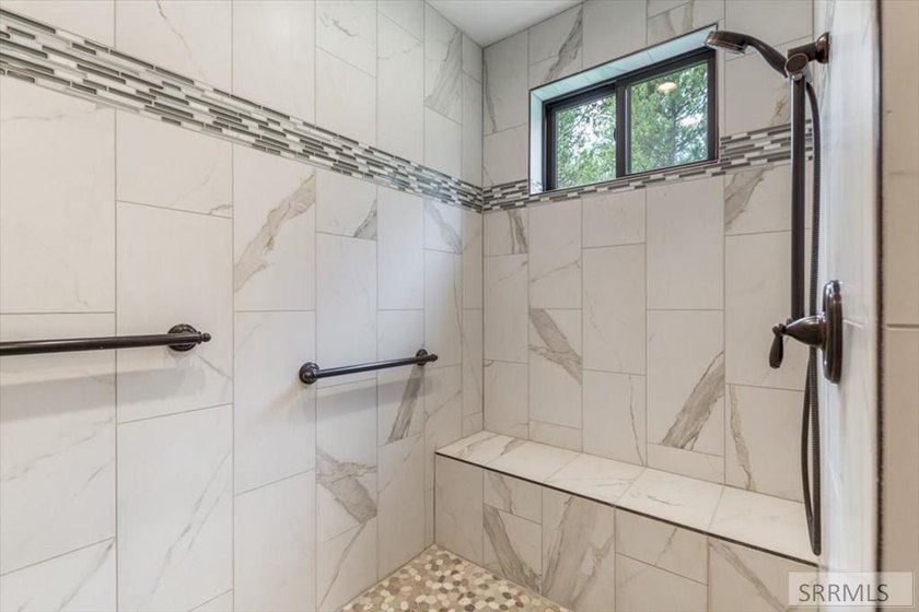 NEW PRICE!! Spectacular newer construction in pristine wooded - photo 27