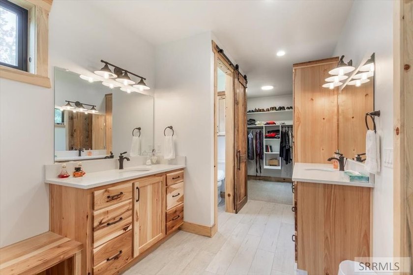 NEW PRICE!! Spectacular newer construction in pristine wooded - photo 32