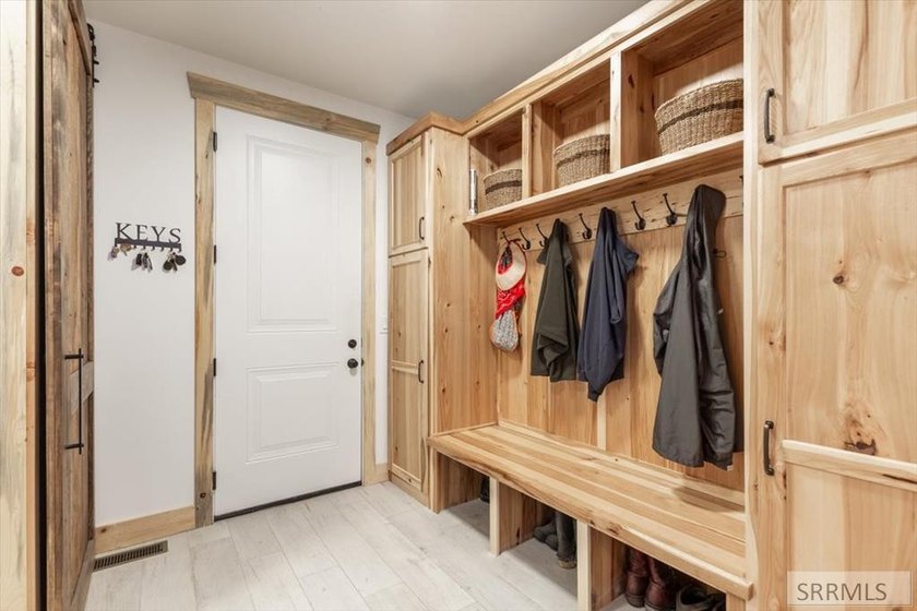 NEW PRICE!! Spectacular newer construction in pristine wooded - photo 36
