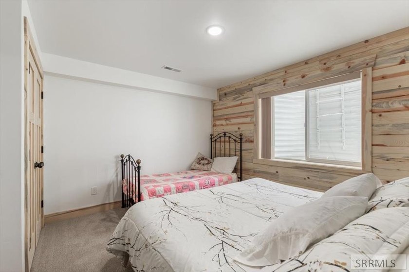NEW PRICE!! Spectacular newer construction in pristine wooded - photo 38