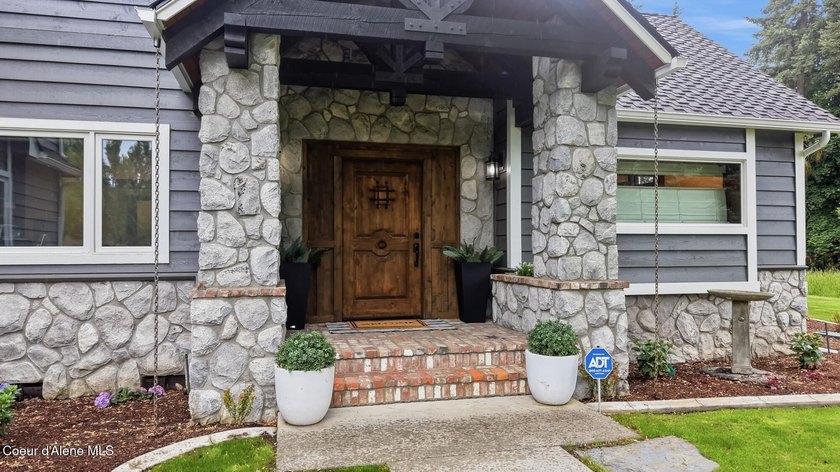 Forest Hills gem in the heart of Hayden! Located in one of the - photo 4