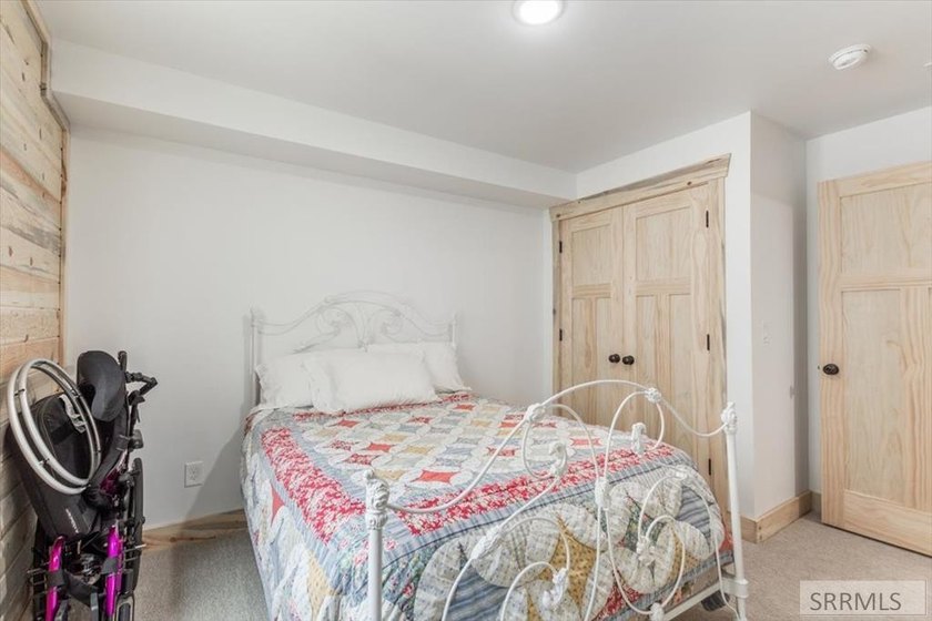 NEW PRICE!! Spectacular newer construction in pristine wooded - photo 48