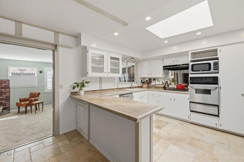 Located on the sunny East Side of Ventura, this beautifully - photo 11