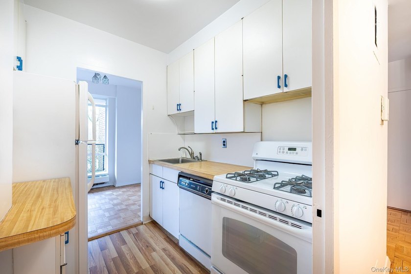 Exciting Exclusive 2 Bedroom, 2 Bathroom! Spectacular apartment - photo 14