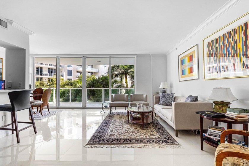 Located on the 3rd floor facing NE Boca Raton, 1 bedroom + den - photo 2