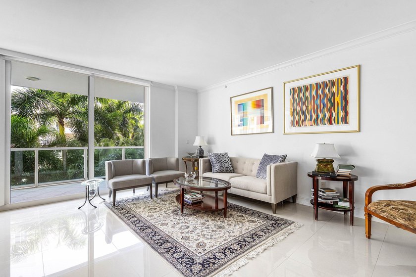 Located on the 3rd floor facing NE Boca Raton, 1 bedroom + den - photo 4