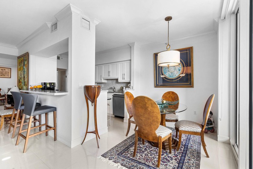 Located on the 3rd floor facing NE Boca Raton, 1 bedroom + den - photo 7