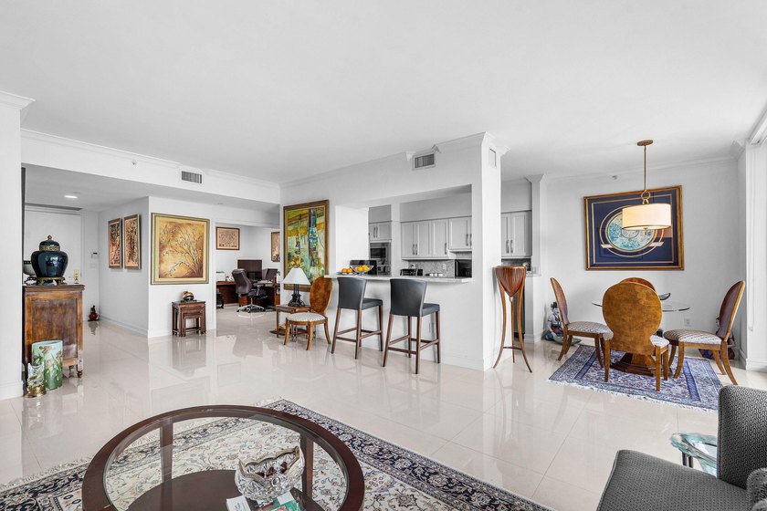 Located on the 3rd floor facing NE Boca Raton, 1 bedroom + den - photo 8