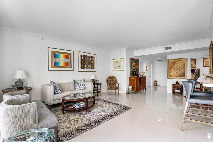 Located on the 3rd floor facing NE Boca Raton, 1 bedroom + den - photo 9